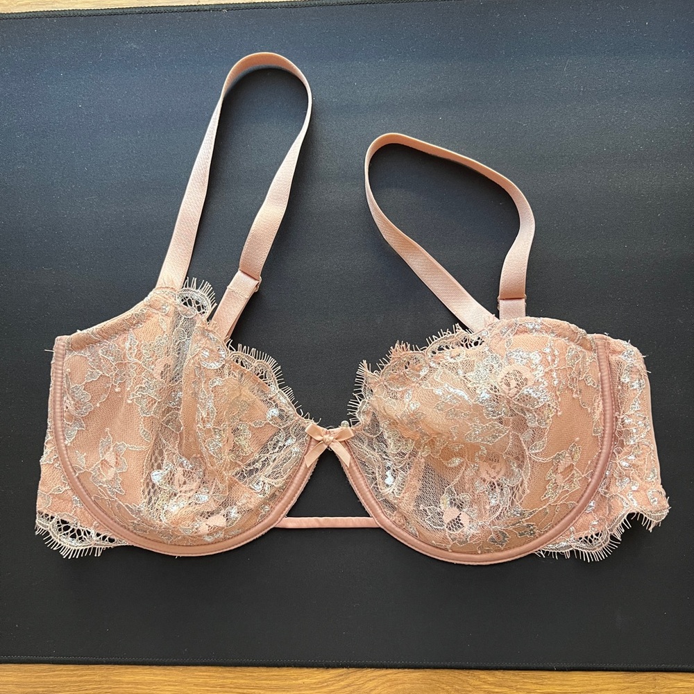 36DD vs peach lace bra